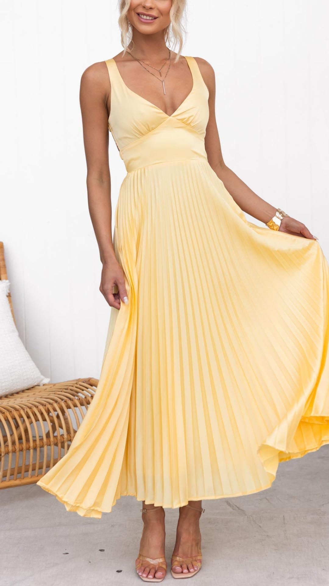 Maris – Sonnengelbes Plissée-Maxikleid mit V-Ausschnitt