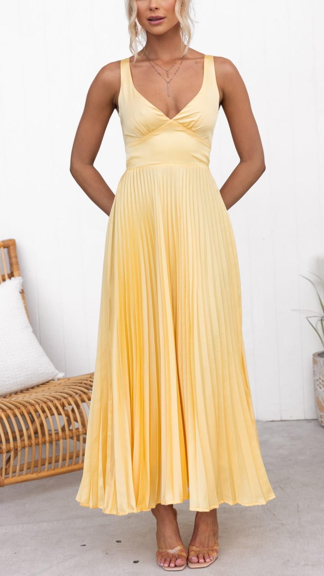 Maris – Sonnengelbes Plissée-Maxikleid mit V-Ausschnitt