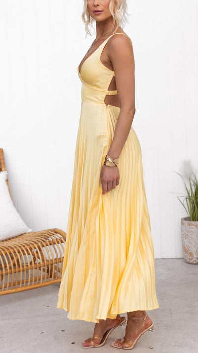 Maris – Sonnengelbes Plissée-Maxikleid mit V-Ausschnitt